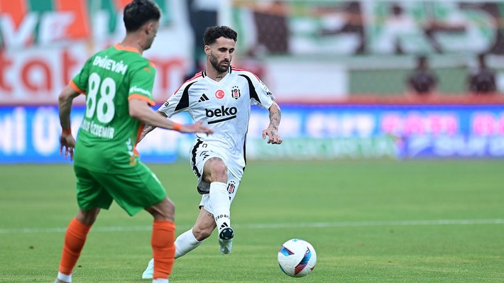 Yıldız 10 numara için sürpriz transfer hamlesi! Hakan Çalhanoğlu Serdal Adalı'nın "Mutlaka kalsın" dediği yıldızla takım arkadaşı olabilir... - Resim: 3