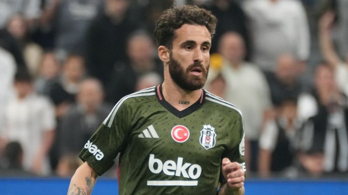 Yıldız 10 numara için sürpriz transfer hamlesi! Hakan Çalhanoğlu Serdal Adalı'nın "Mutlaka kalsın" dediği yıldızla takım arkadaşı olabilir... - Resim: 4