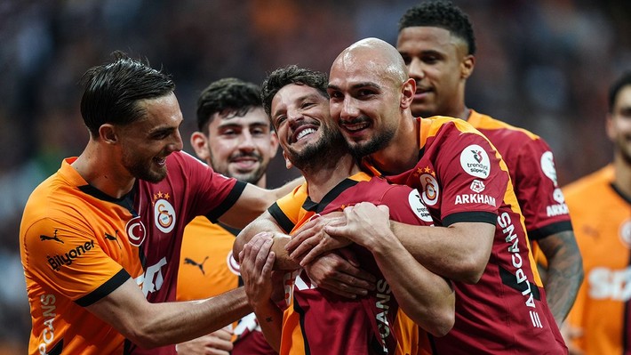 Galatasaray taraftarı çıldırdı: Koşmayı bırakın yürüyemiyor bile! Sen tam bir amatörsün - Resim: 1