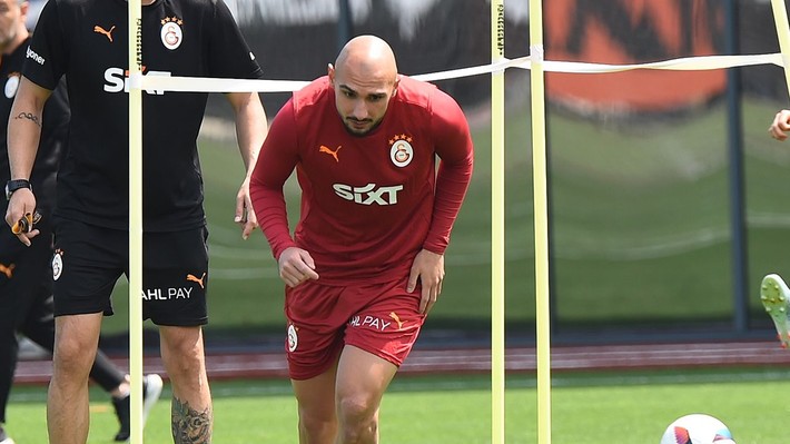 Galatasaray taraftarı çıldırdı: Koşmayı bırakın yürüyemiyor bile! Sen tam bir amatörsün - Resim: 8