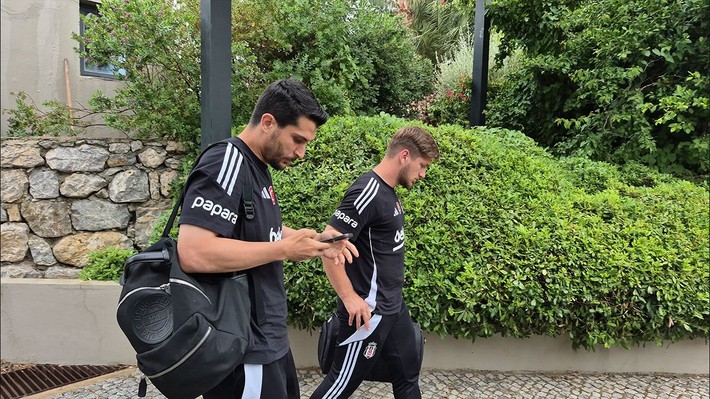 Beşiktaş taraftarı takımı karşıladı, otobüsten 'Vurunca ne oluyor' tepkisi geldi! Herkes o ismi arıyor - Resim: 4