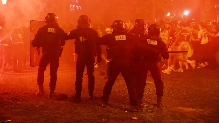 Dev finale kan bulaştı! Paris'te büyük kaos: Araç kalabalığa daldı, ölü var - Resim: 8
