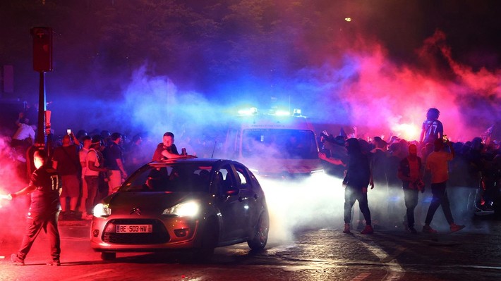 Dev finale kan bulaştı! Paris'te büyük kaos: Araç kalabalığa daldı, ölü var - Resim: 9