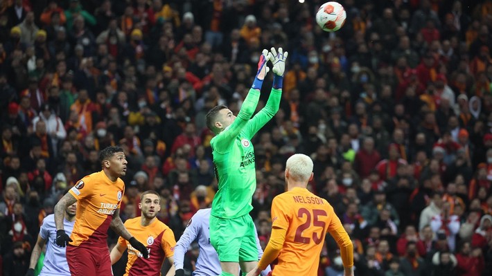 Galatasaray ligi 13. bitirdiği sezondan transfer yapıyor! Eski futbolcusunun önünde tek engel var - Resim: 2