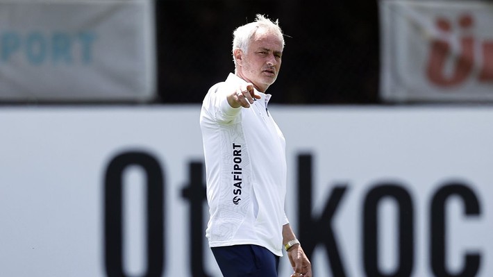 Fenerbahçe'de efsane isimler geri dönüyor! Yönetimin Mourinho kararı sonrası köklü değişim - Resim: 4