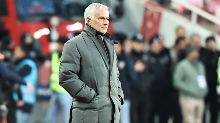Fenerbahçe'de efsane isimler geri dönüyor! Yönetimin Mourinho kararı sonrası köklü değişim - Resim: 7