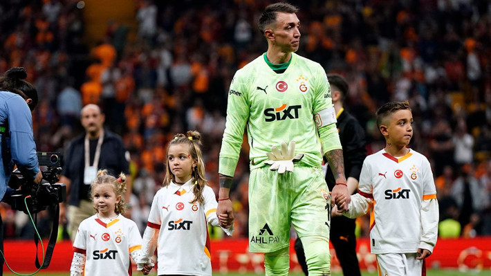 Mourinho istemiş Ali Koç alamamıştı! Muslera yıldız futbolcuyla takım arkadaşı oldu, menajeri transferi resmen açıkladı! - Resim: 5