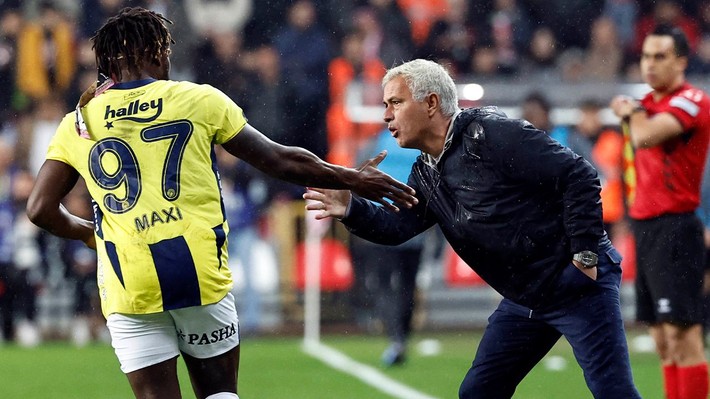Fenerbahçe'de fatura ağır oldu! Ali Koç ve Jose Mourinho bir oldu sekiz yıldızı kovdu - Resim: 2