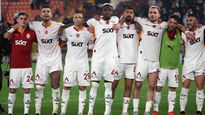 Okan Buruk üç yıldızı kadro dışı bıraktı! Yeni transferler geldikleri gibi gidiyor - Resim: 3