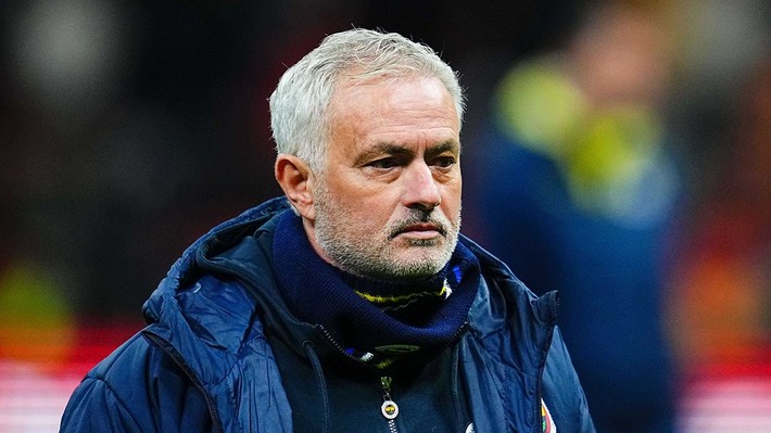 Jose Mourinho gözlerinin yaşına bakmadı! Fenerbahçe'de tam 19 isim ayrılık listesinde - Resim: 2