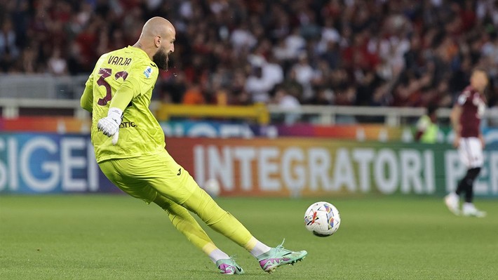 Livakovic yerine 2.02'lik kaleci geliyor! Transferde Becao önemli rol oynayacak - Resim: 6