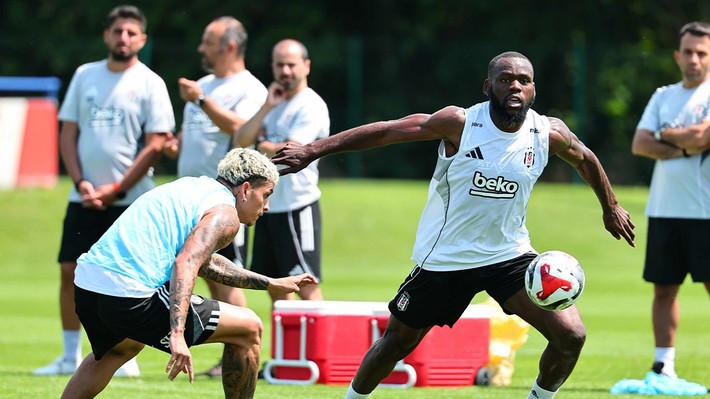 Solskjaer, Avusturya kampında iki ismin biletini kesti: Yeni sezonda kadromda size yer yok! - Resim: 5