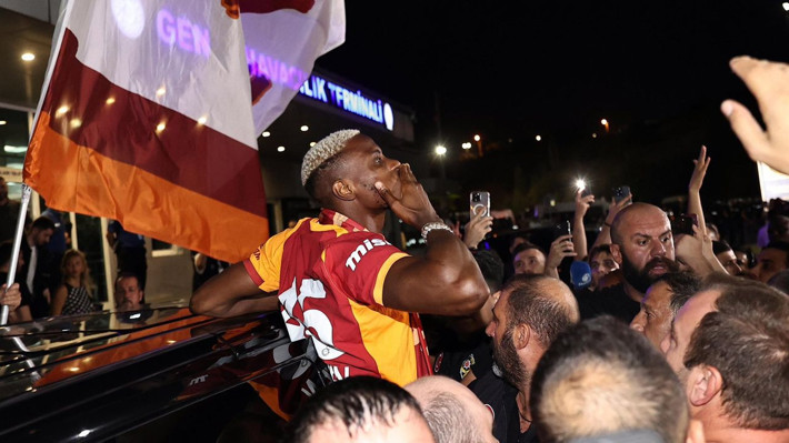 Osimhen'in İstanbul'a gelişi Avrupa'yı salladı: Yazın transferini binlerce insan kutladı! - Resim: 1