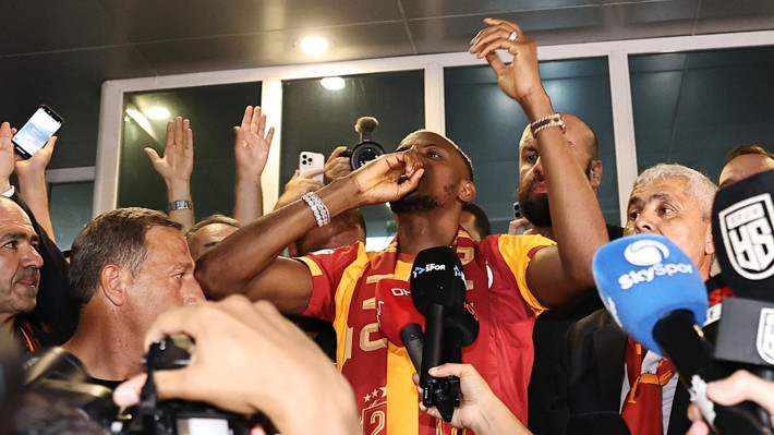 Osimhen'in İstanbul'a gelişi Avrupa'yı salladı: Yazın transferini binlerce insan kutladı! - Resim: 3