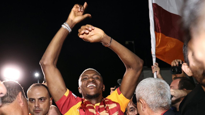Osimhen'in İstanbul'a gelişi Avrupa'yı salladı: Yazın transferini binlerce insan kutladı! - Resim: 2
