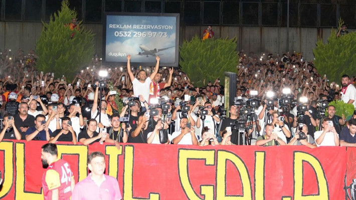 Osimhen'in İstanbul'a gelişi Avrupa'yı salladı: Yazın transferini binlerce insan kutladı! - Resim: 6