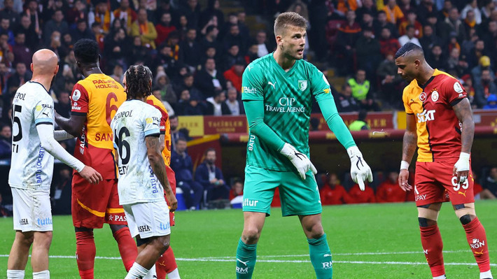 Uğurcan Çakır'ı rekor bedelle Galatasaray'a gönderen Trabzonspor'da yeni kaleci adayları belli oldu! İşte transfer listesi - Resim: 7