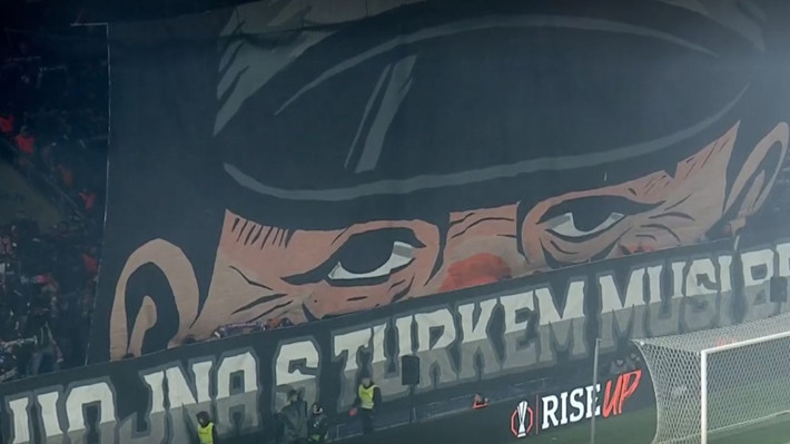 Viktoria Plzen taraftarından tepki çeken pankart - Resim: 3