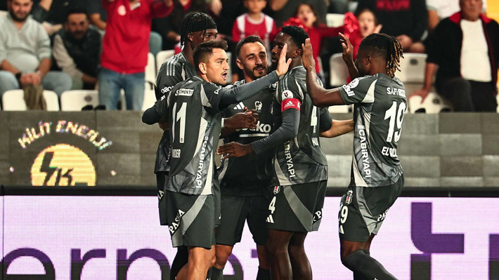 Antalyaspor galibiyetine rağmen Sergen Yalçın'a ağır sözler: "Aptallığın ötesinde ihanettir" - Resim: 7