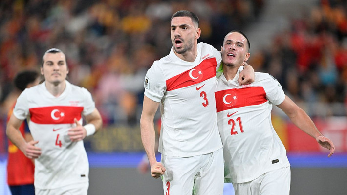 Spor yazarlarından İspanya-Türkiye maçı değerlendirmeleri: "Sokağa çıksa kimse tanımaz! Çok tuhafız" - Resim: 3