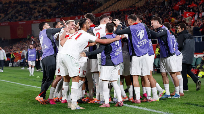 Spor yazarlarından İspanya-Türkiye maçı değerlendirmeleri: "Sokağa çıksa kimse tanımaz! Çok tuhafız" - Resim: 5