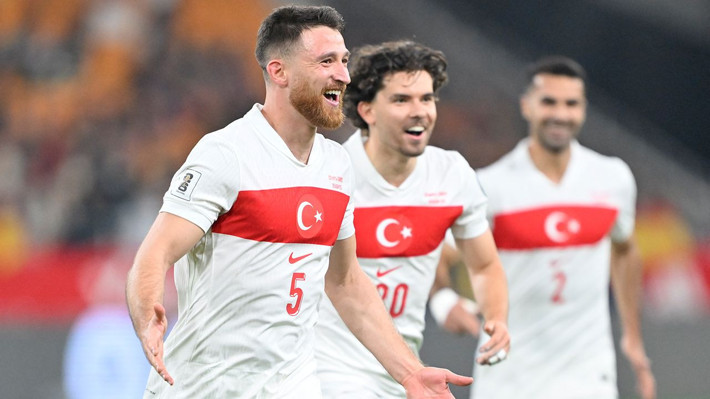 Spor yazarlarından İspanya-Türkiye maçı değerlendirmeleri: "Sokağa çıksa kimse tanımaz! Çok tuhafız" - Resim: 6