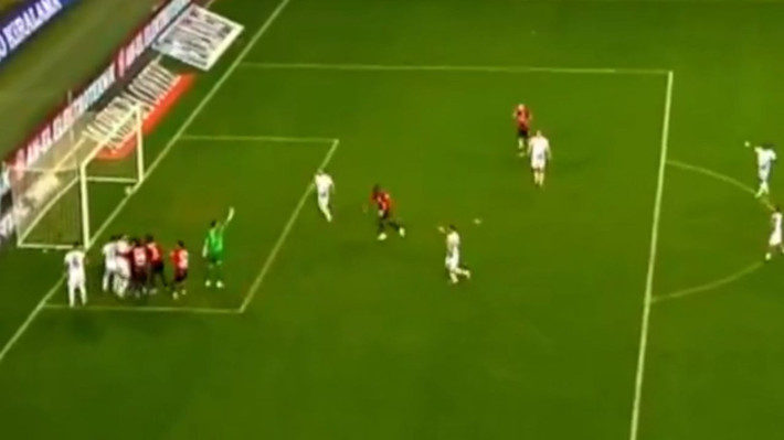 Tartışma yaşanırken gol oldu! Süper Lig'de ilginç karar - Resim: 6
