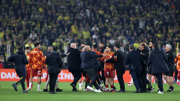 Fenerbahçe - Galatasaray derbisi öncesinde saha karıştı - Resim: 5