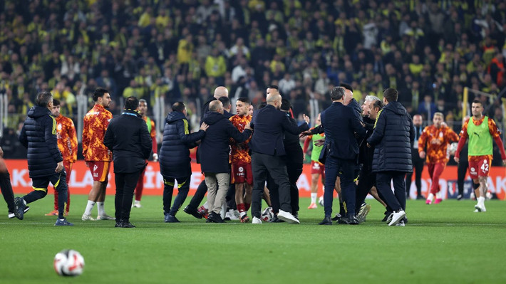 Fenerbahçe - Galatasaray derbisi öncesinde saha karıştı - Resim: 6
