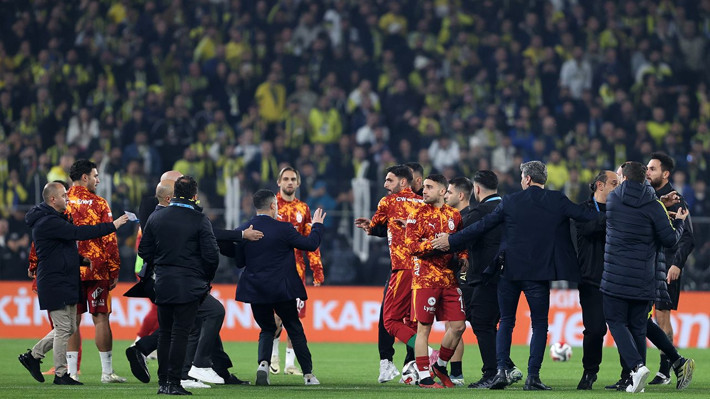 Fenerbahçe - Galatasaray derbisi öncesinde saha karıştı - Resim: 7