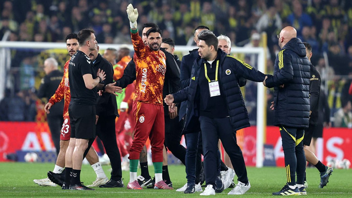 Fenerbahçe - Galatasaray derbisi öncesinde saha karıştı - Resim: 8