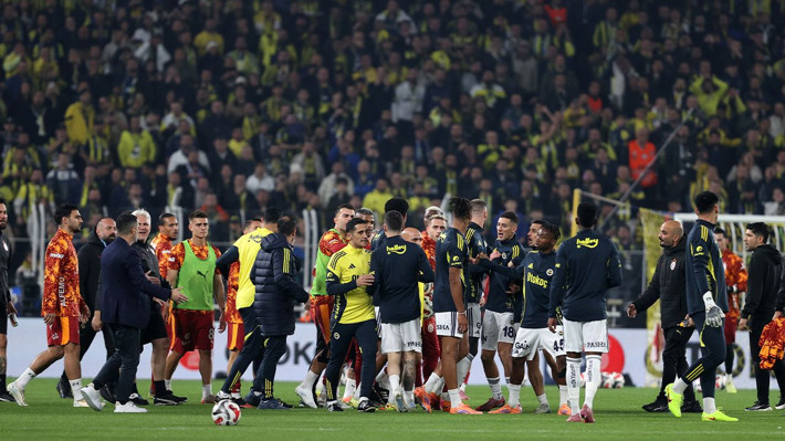 Fenerbahçe - Galatasaray derbisi öncesinde saha karıştı - Resim: 11