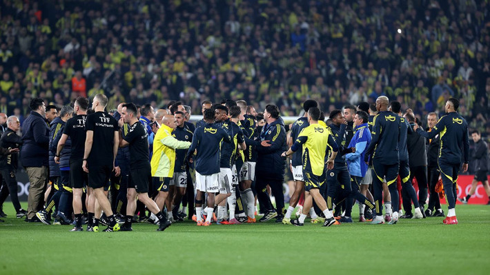 Fenerbahçe - Galatasaray derbisi öncesinde saha karıştı - Resim: 12