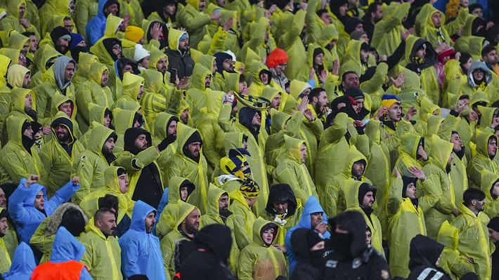 Fenerbahçe'den yağmurluk hamlesi! Mağazalarda en çok satan ürünler oldu - Resim: 1