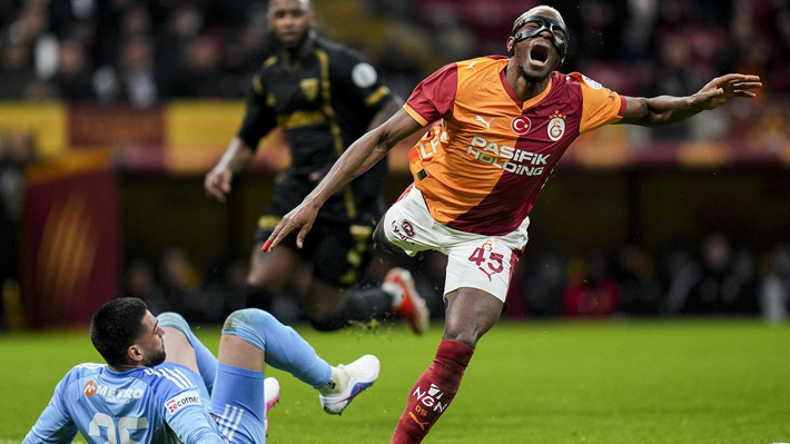 Galatasaray-Kayserispor maçında tartışmalı iki karar: "Net penaltı ve kırmızı kart" - Resim: 3