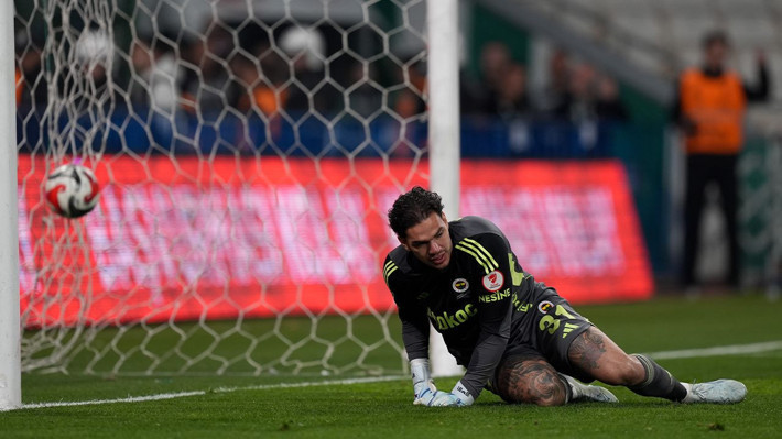 Spor yazarları Fenerbahçe'yi eleştirdi! "Tedesco derbi 11'i ile sahadaydı" - Resim: 2