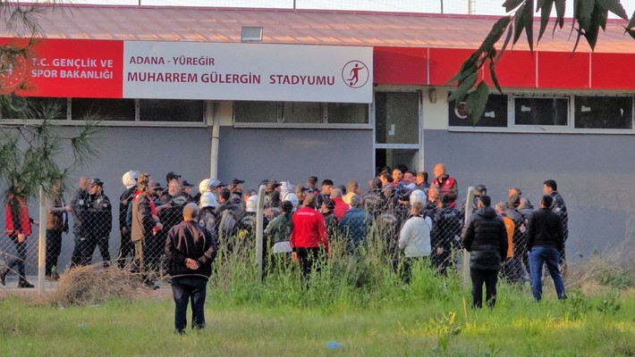 Adana'da saha karıştı! Uçan tekmeyle rakibine saldırdı - Resim: 3