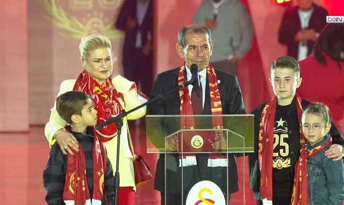 Taraftar Osimhen'i istedi! Dursun Özbek cevabı sahnede verdi - Resim: 1
