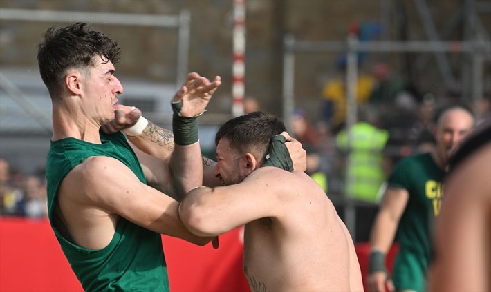 Seyircisi şaşkın oyuncusu yarı baygın: Calcio Storico başladı - Resim: 6