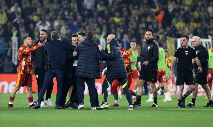 Fenerbahçe - Galatasaray derbisi öncesinde saha karıştı - Resim: 4