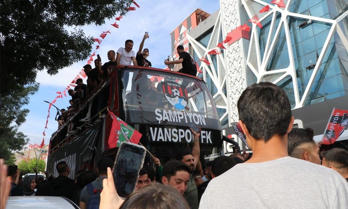 Şampiyonluk kutlamasına böyle çıktı! En son Fenerbahçe'de Mehmet Topal yapmıştı - Resim: 6