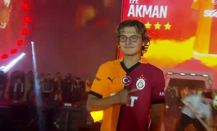 Morata sahneye çıkmadı, Efe Akman ıslıklandı! Futbolcular sahneye hangi şarkılarla çıktı? - Resim: 15