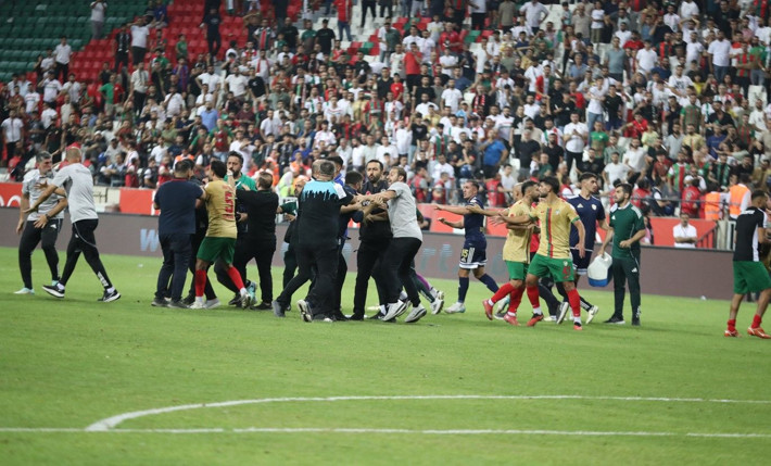 Amedspor - Erzurumspor maçı sonrası kavga çıktı! Polis sahaya girdi - Resim: 3
