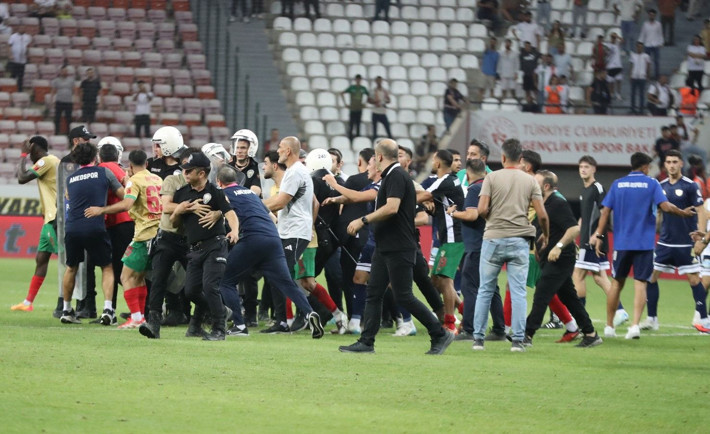 Amedspor - Erzurumspor maçı sonrası kavga çıktı! Polis sahaya girdi - Resim: 1