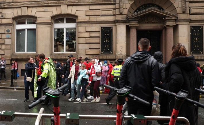 Liverpool'un şampiyonluk kutlamalarına korkunç saldırı! 1 kişi gözaltına alındı - Resim: 5