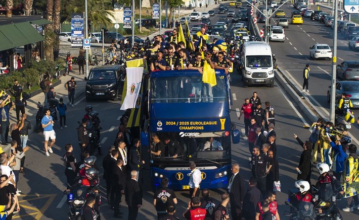 Ali Koç 5 milyon euro harcadı 255 milyon euro kazandı: Fenerbahçe'yi dünya izledi dünya! - Resim: 13