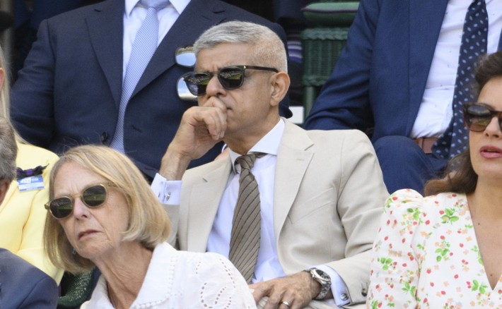 Wimbledon'a ünlü akını! Tribündeki hareketleriyle dikkat çekti - Resim: 3