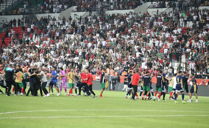 Amedspor - Erzurumspor maçı sonrası kavga çıktı! Polis sahaya girdi - Resim: 6
