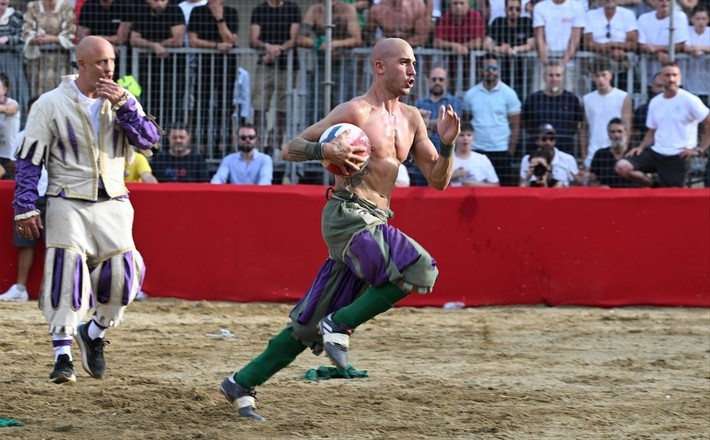 Seyircisi şaşkın oyuncusu yarı baygın: Calcio Storico başladı - Resim: 19