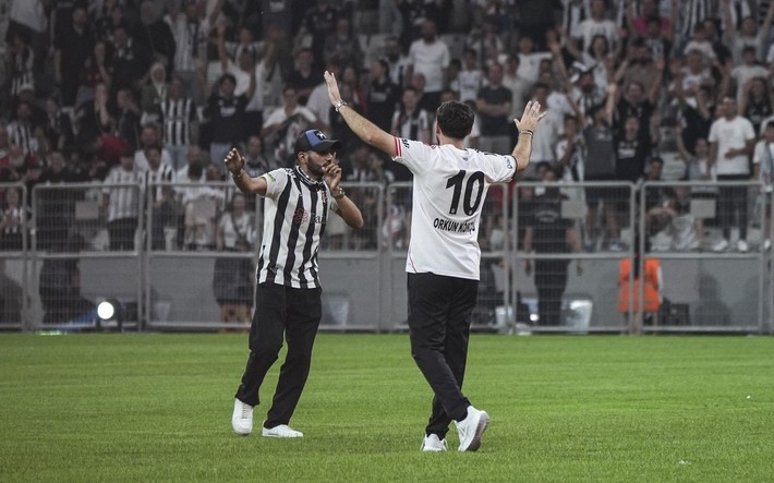 Orkun Kökçü'nün imza törenine damga vuran olay - Resim: 3